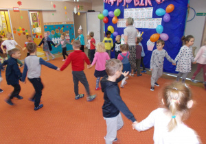 tańce Juniorów i Żaczków przy muzyce na sali gimnastycznej