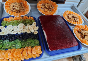 poczęstunek zorganizowany z okazji październikowych urodzin: ciasto, owoce