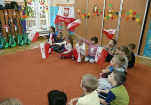 dzieci w kole z flagami Polski