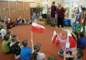 dzieci w kole z flagami Polski, Ula Pakuła z flaga Unii Europejskiej