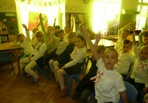 Juniorzy podczas zajęć dot. odzyskania przez Polskę Niepodległości