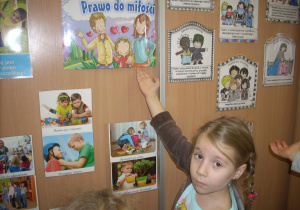 Smyki po zajęciach nt. Prawa Dziecka wskazują obrazki umocowane w różnych miejscach sali