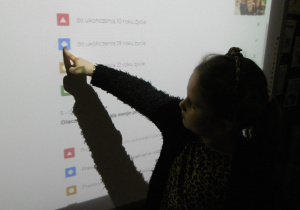 Juniorzy rozwiązują zadania na tablicy interaktywnej