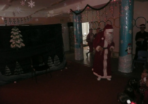 Mikołaj na sali gimnastycznej na tle dokoracji zimowej