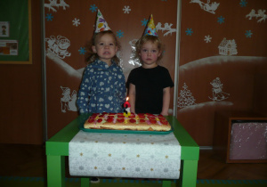 dwie dziewczynki przy torciku
