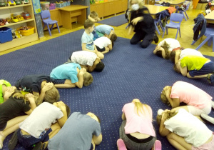 Juniorzy uczą sie pozycji "Żółw"
