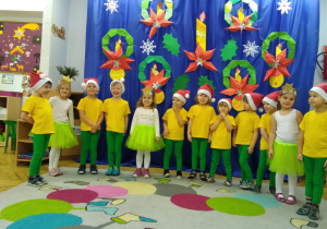 zdjęcie grupowe Smyki przy dekoracji świątecznej