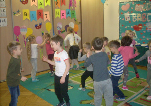tańce na dywanie w grupie Żaczki