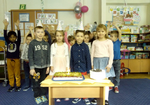 urodzinowy tort z Solenizantami w grupie Juniorzy