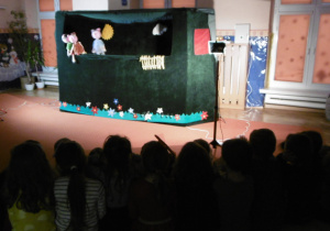 dekoracja teatrzyku WidziMiSię, w tle dzieci oglądające przedstawienie