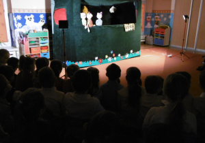 dekoracja teatrzyku WidziMiSię, w tle dzieci oglądające przedstawienie