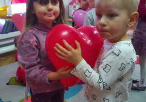 Tuptusie podczas zabawy Walentynkowej z balonami