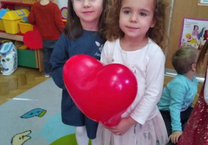 dwie dziewczynki podczas zabawy Walentynkowej z balonami