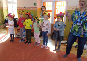 dzieci w kapeluszach z owocami z instrumentami muzycznymi