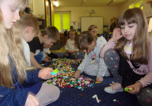 Juniorzy układają budowle z klocków lego