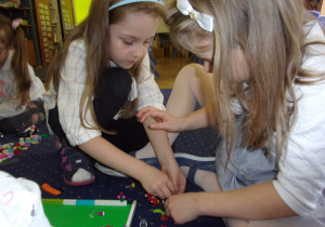 Juniorzy układają budowle z klocków lego