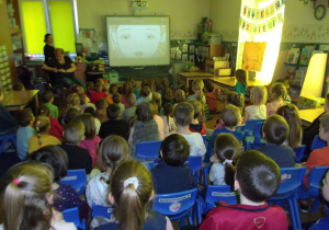dzieci oglądaja film na tablicy interaktywnej