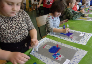 dzieci malują farbami plakatowymi