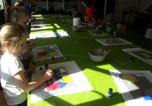 dzieci malują farbami plakatowymi