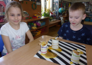 dziewczynka z chłopcem przygotowują świeczki z wosku