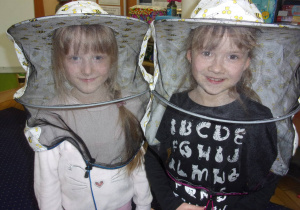 dwie dziewczynki w strojach pszczelarskich