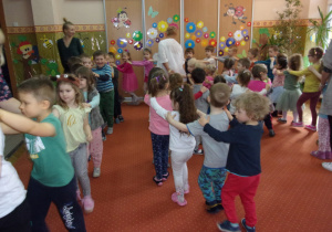 dzieci podczas tańca na sali gimnastycznej