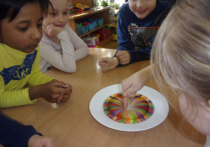 dzieci obserwują reakcję barwnika z wodą