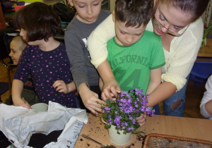 Juniorzy sadzą kwiaty