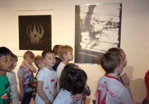 Juniorzy podczas oglądania wystawy