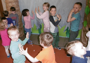 dzieci tańczą na sali gmnastycznej podczas koncertu "Koncert dla Rodziny"