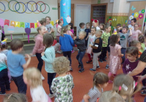 zabawa taneczna dzieci na sali gimnastycznej