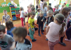 zabawa taneczna dzieci na sali gimnastycznej