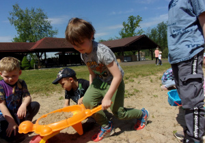 Juniorzy podczas zabaw w piasku