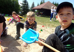Juniorzy podczas zabaw w piasku