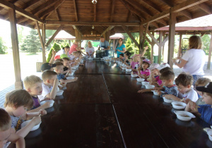 Żaki i Juniorzy przy stole jedzą zupę