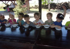 Żaki i Juniorzy przy stole jedzą zupę