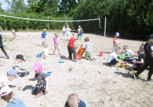dzieci bawią się w piasku