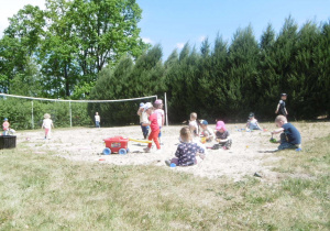 dzieci bawią się w piasku
