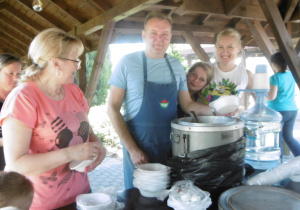 personel podczas nalewania zupy