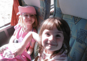 dwie dziewczynki w autokarze