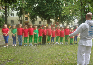Juniorzy ustawieni w szeregu podczas pokazu Karate