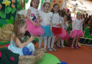 dziewczynki w tiulowych spódniczkach podczas przedstawienia "Calineczka"