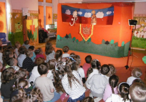 dzieci podczas oglądania teatrzyka WidziMiSię, dekoracja do bajki "Konik Garbusek"