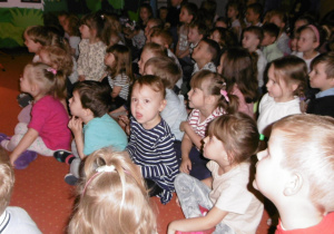 dzieci podczas oglądania teatrzyka WidziMiSię