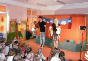 dzieci podczas oglądania teatrzyka WidziMiSię, dekoracja do bajki "Konik Garbusek", aktorzy teatrzyku