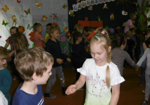 dzieci tańczące w parach na sali gimnstycznej
