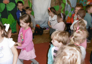 dzieci tańczące w parach na sali gimnstycznej