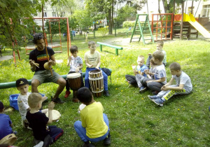 Juniorzy w kole w ogrodzie przedszkolnym podczas zajęć Capoeira