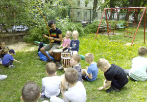 Juniorzy w kole w ogrodzie przedszkolnym podczas zajęć Capoeira