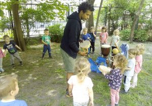 Tuptusie w ogrodzie przedszkolnym ustawione w kole podczas zajęć Capoeira